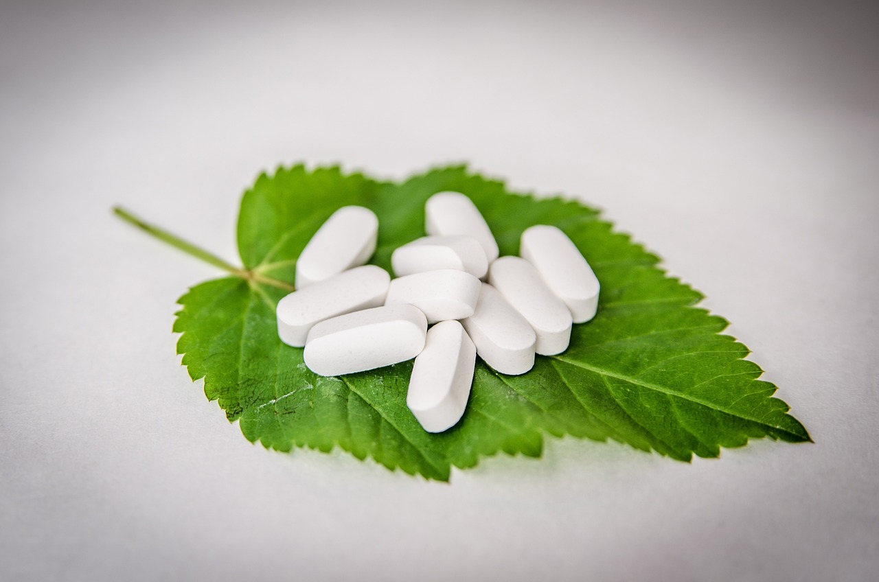 Supplements Presslinge auf einem grünen Blatt